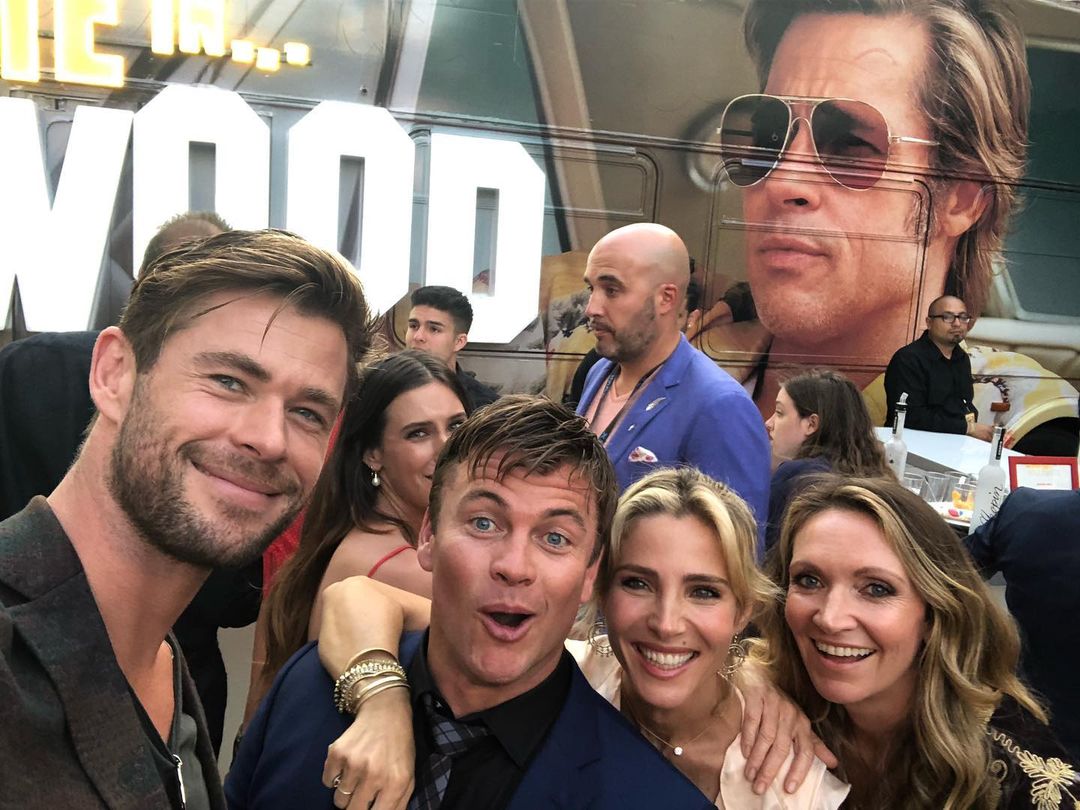 Chris y Luke Hemsworth con sus respectivas mujeres.