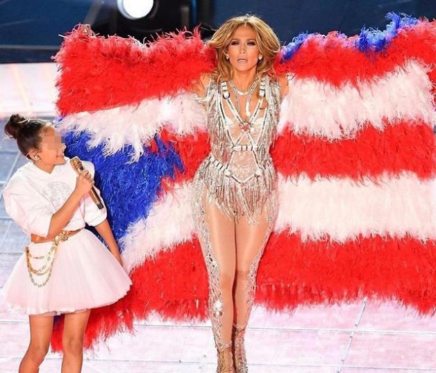 Jennifer Lopez y Emme, en la Superbowl.