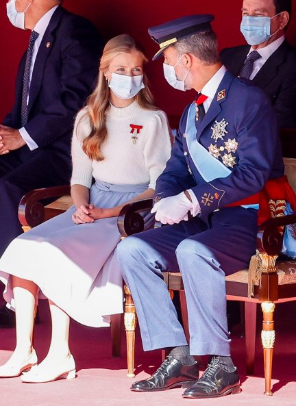 El Rey Felipe VI y la princesa Leonor compartiendo confidencias.