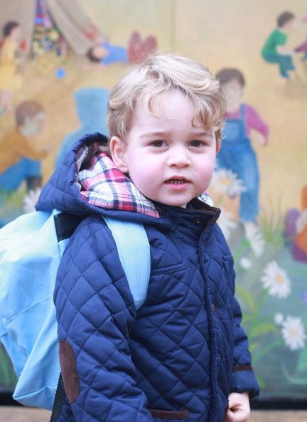 El príncipe Geroge con dos años, preparado para ir al cole.