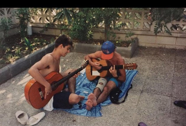 A los 17 años, Antonio Orozco tocaba la guitarra a todas horas y en cualquier lugar.