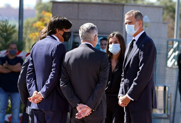 Los monarcas, de riguroso luto y con mascarilla, junto a familiares de Jaime Carvajal Hoyos.