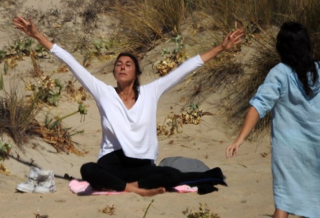 Paz en un momento de sus ejercicios de meditación, estirando los brazos.