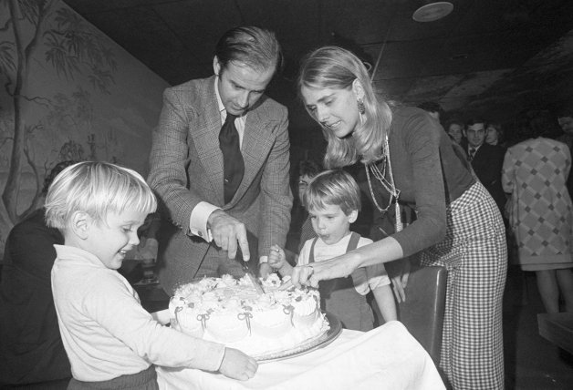 Joe junto a su primera esposa y los tres hijos de ambos.