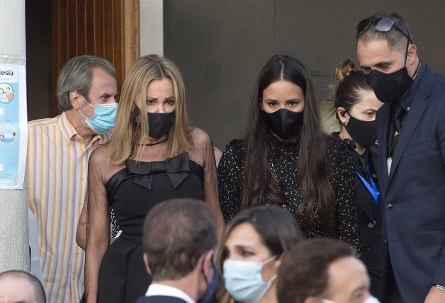 Ana Obregón estuvo arropada en todo momento en el funeral de su hijo.