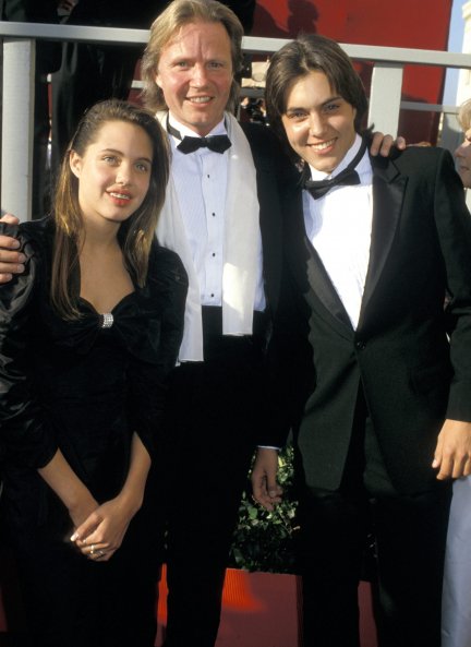 Angelina Jolie, con su padre y su hermano.
