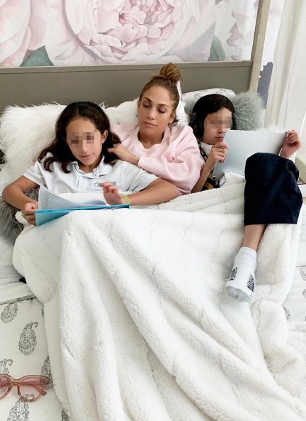 Jennifer Lopez con sus hijos en su casa de Nueva York.