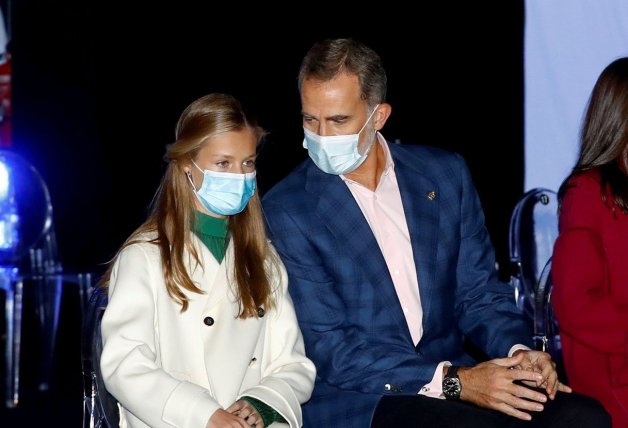 El rey Felipe VI habla con su hija la princesa Leonor.