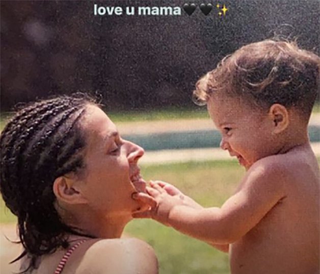 Dora, de bebé, junto a su mami. 