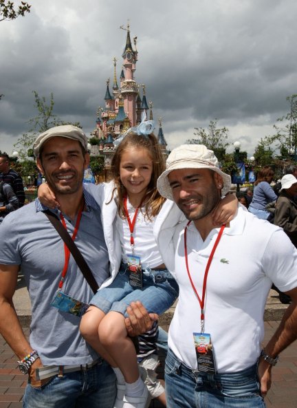 Jesús y Roberto junto a María, hermana de Jesús, en 2007 en Disneylandia.