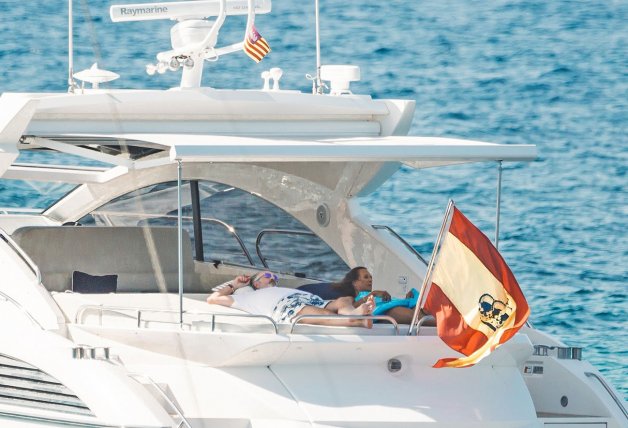 Marta Gayá y José María López de Letona, en la cubierta del barco.