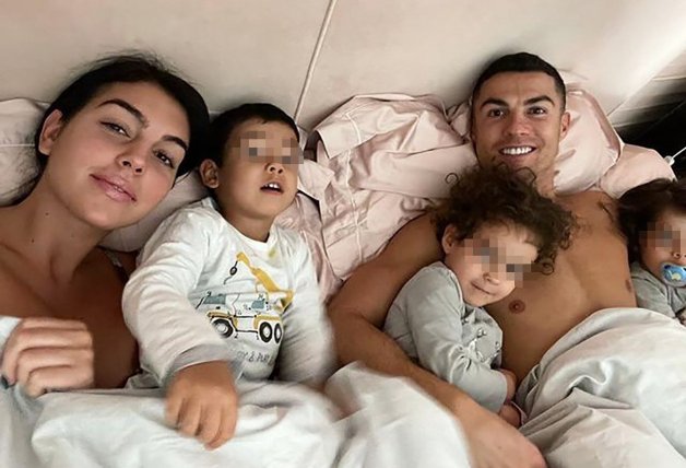 Cristiano, Georgina y sus tres hijos pequeños.