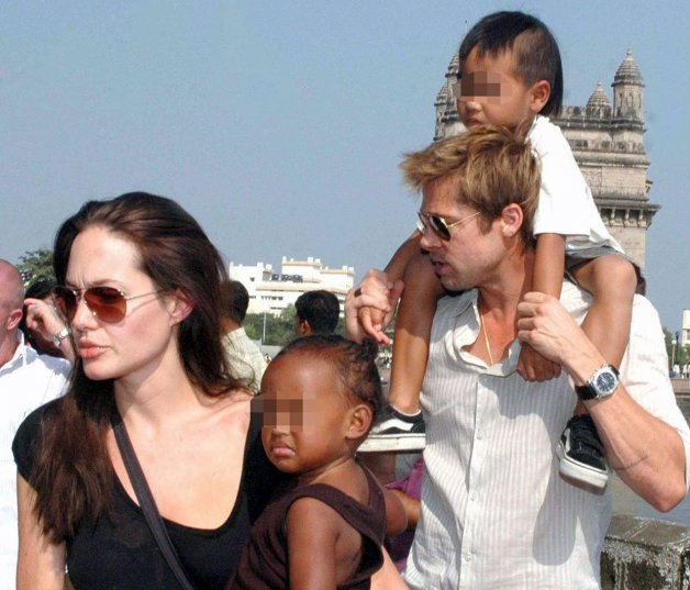 Angelina Jolie y Brad Pitt con sus hijos Maddox y Zahara en noviembre de 2006.
