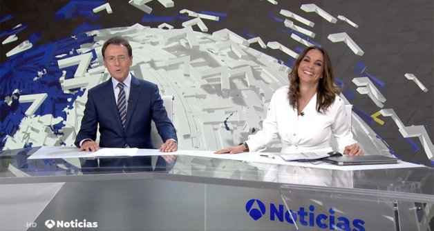 Matías Prats y Mónica Carrillo presentan las dos ediciones de Noticias Fin de Semana en Antena 3 desde 2014.