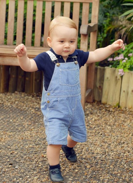 El príncipe George da sus primeros pasos con un año.