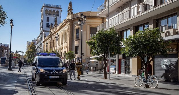 Un coche de policía patrulla el centro de Sevilla.