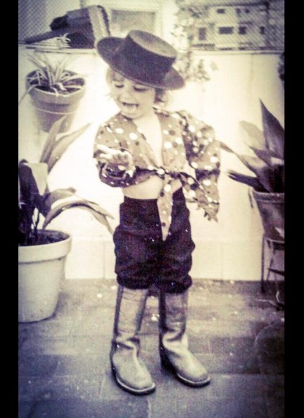 Antonio muy pequeño, vestido de flamenco y con sombrero cordobés. Su familia le inculcó el amor a Andalucía.