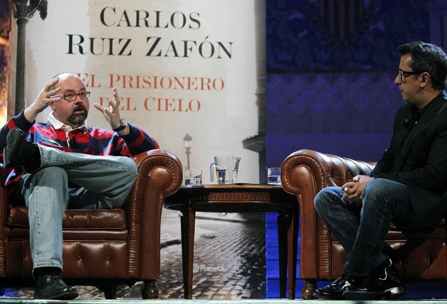 Carlos Ruiz Zafón en un encuentro con sus lectores en un acto conducido por Andreu Buenafuente la víspera de Sant Jordi.