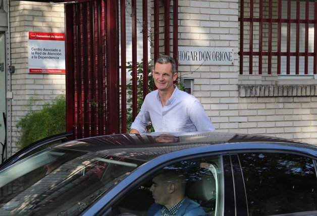 Urdangarín en la puerta del centro donde realiza su voluntariado en Madrid