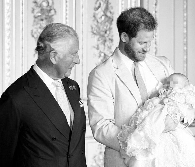 El Príncipe Carlos con su hijo Harry y su nieto Archie el día del bautizo de este.