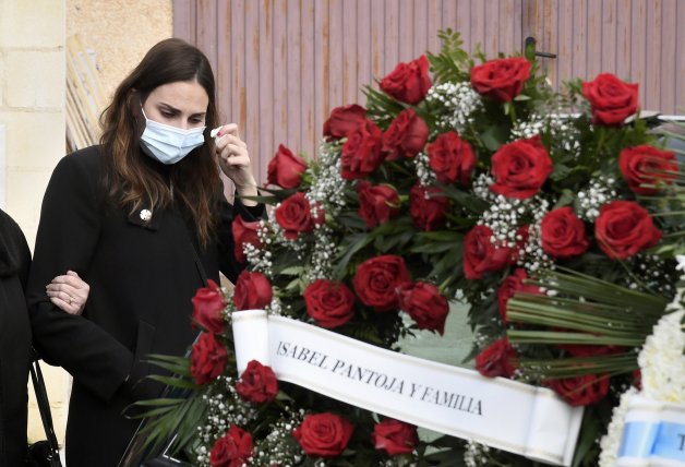 Irene Rosales en el funeral de su padre junto a la corona que envió Isabel Pantoja.