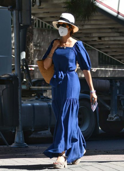 Sara Carbonero, con mascarilla, haciendo gestiones en Oporto.