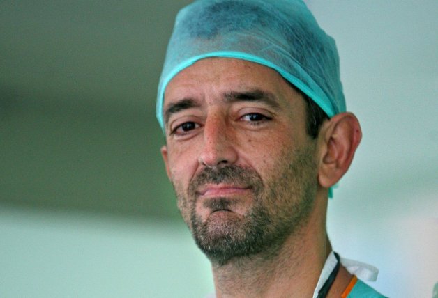 El doctor Pedro Cavadas, tras una operación en el Hospital Virgen del Consuelo de Valencia en 2009.