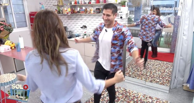 Lara y Gianmarco bailando salsa.