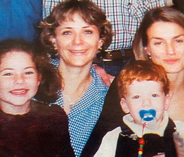 Para apoyar sus declaraciones sobre su amistad con Letizia, Evelyn hizo pública esta fotografía de las dos con los hijos de ella.