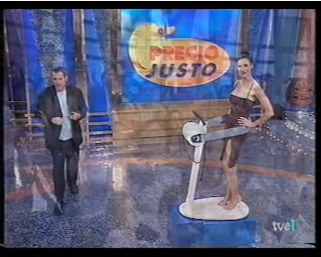 Pilar muestra una plataforma vibradora ante un atónito Carlos Lozano.