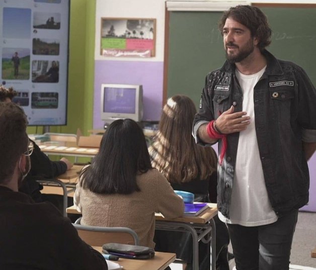 El cantante estuvo muy cercano con sus alumnos.