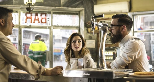 Blanca y su exnovio, Mario Casas, en la película 'El Bar'.