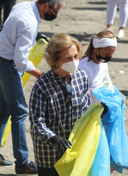 La reina Sofía, una voluntaria más en la playa de Rincón de la Victoria en la recogida de residuos en septiembre de 2020.