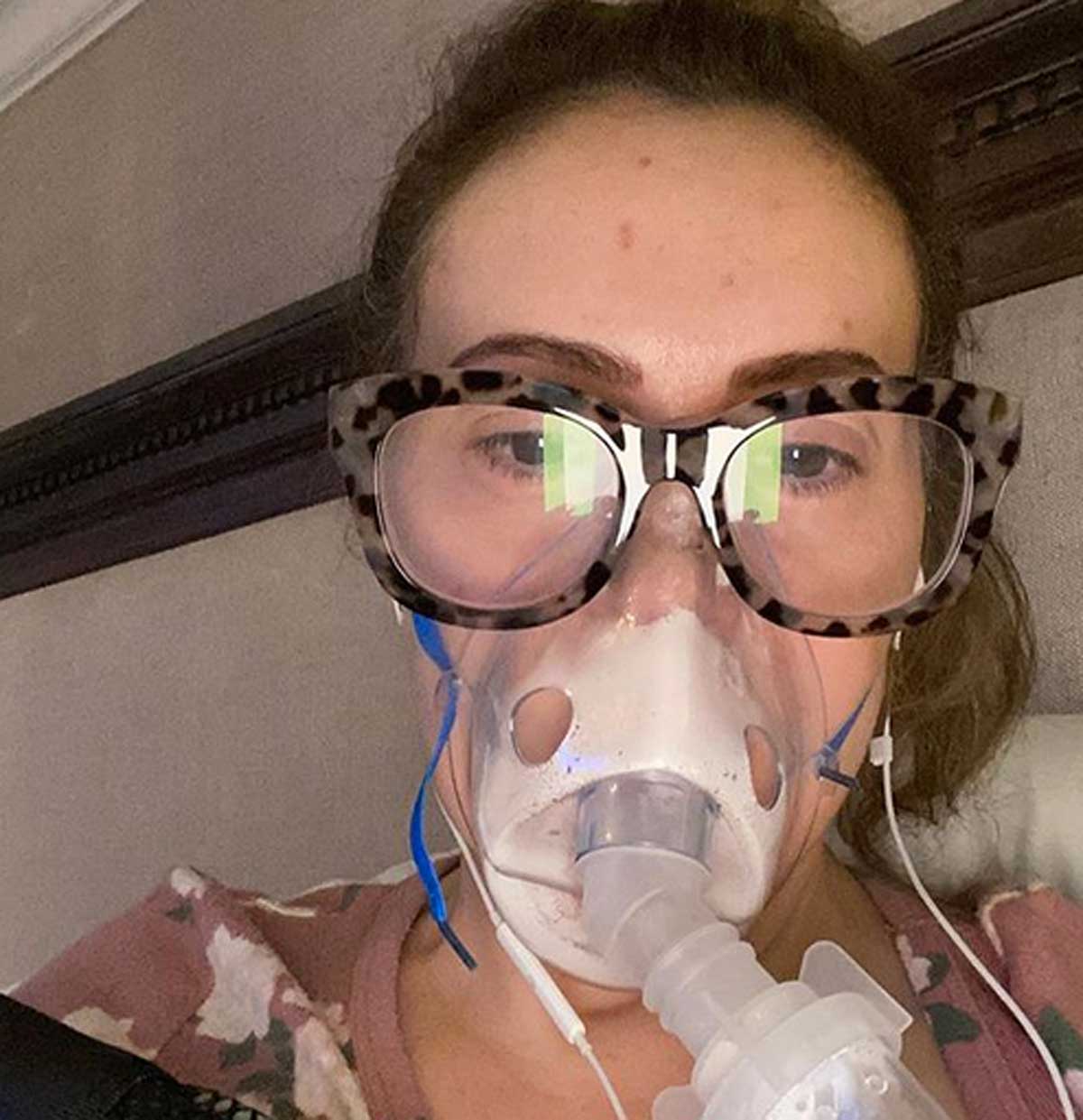 La actriz Alyssa Milano comparte imagen de su ingreso hospitalario en marzo de 2020 por coronavrius.