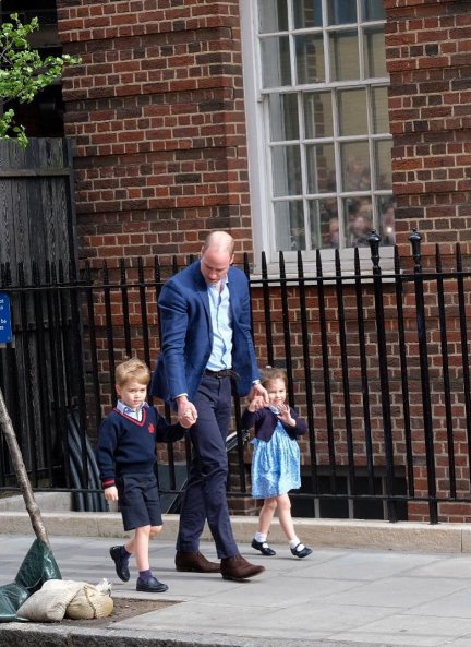 El Príncipe Guillermo llevando al colegio a George y Charlotte.