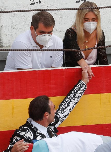 Enrique Ponce y Ana Soria se dan la mano momentos antes de iniciar la faena en el Plaza de toros de Granada.