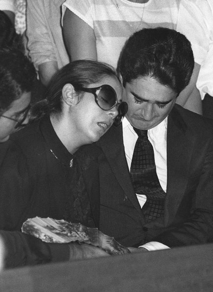 Isabel Pantoja, destrozada, en el funeral de Paquirri.