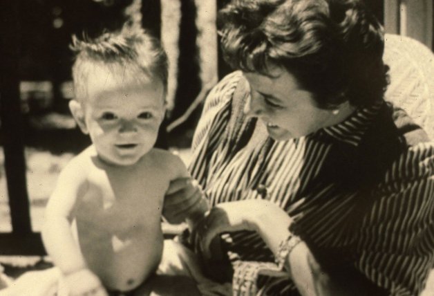 De bebé, con su madre, Berta Lohse.