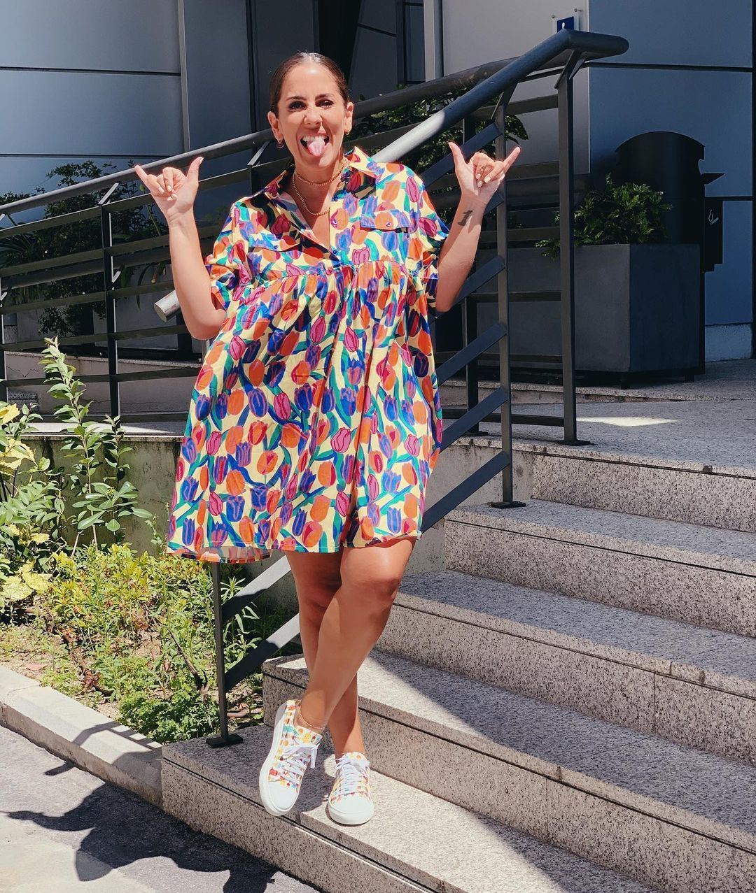 Anabel Pantoja enseña su look en el pasillo de Telecinco.