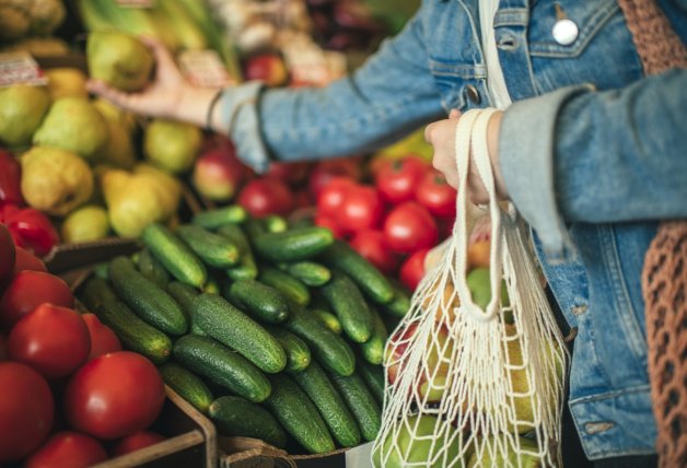 Llena tu cesta de la compra de frutas y verduras.