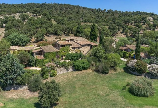 El pueblo está rodeado de olivos y robles de 300 años que ofrecen un paisaje de cuento.