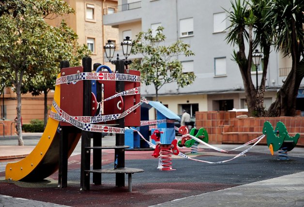 Un parque de Madrid precintado para evitar su uso.