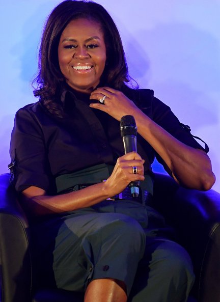 En la gira de presentación de su autobiografía, Michelle ha sido recibida como una estrella del rock, llenando estadios de fans llorosos.