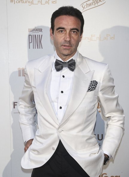 Enrique Ponce posando en el photocall de una gala benéfica.