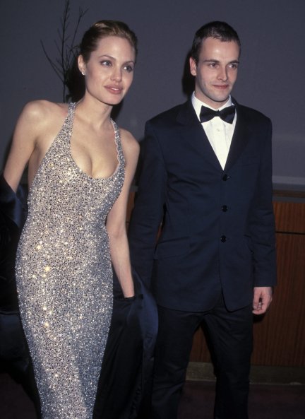 Angelina Jolie y su primer marido, el actor Johnny Lee Miller.