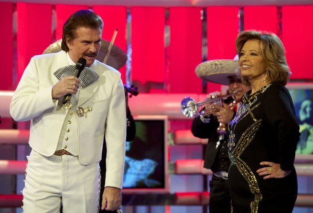 Edmundo cantando con María Teresa Campos en el programa "¡Qué tiempo tan feliz!".
