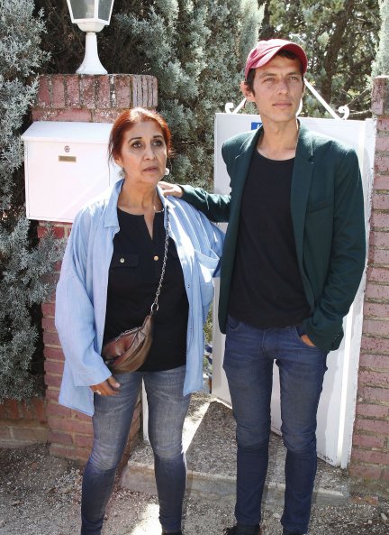Lourdes Omelas y su hijo Camilín en la puerta de la casa que heredó de su padre.