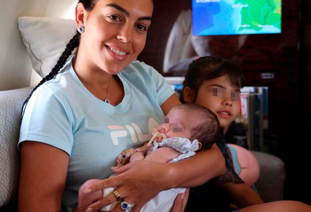 Georgina posa junto a su bebé Esmeralda y su peque. 