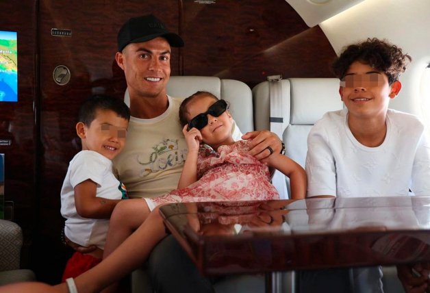 Cristiano, en su yate, junto a sus hijos Mateo, Alana y Cristiano Jr.