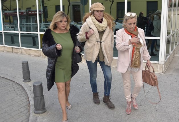 Rocío, Terelu y Carmen en 2018, saliendo del hospital donde estuvo unos días ingresada María Teresa Campos.